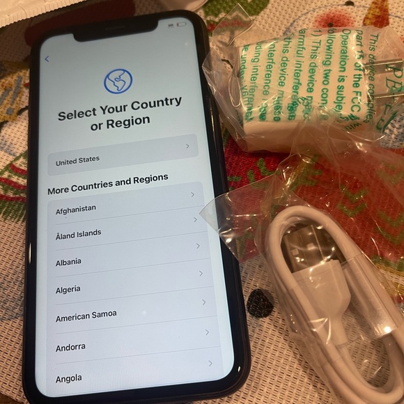 New iPhone XR 64 gigs unlocked  black - Picture 4 of 13